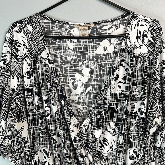 Susan Lawrence Printed Surplice Pullover Top Black White Half Sleeve Stretch 2X - Picture 3 of 10